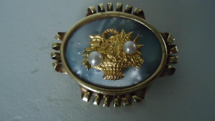 vintage broche met paarlemoer goudkl  mand en 2 parels, Sieraden, Tassen en Uiterlijk, Broches, Zo goed als nieuw, Overige materialen
