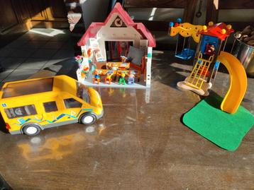 Playmobil school met school bus  en speeltoestel beschikbaar voor biedingen