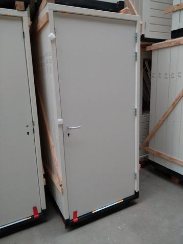 Hardhout kozijn met dichte deur  beschikbaar voor biedingen