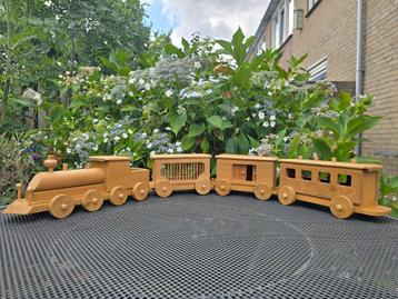 Grote zware houten trein beschikbaar voor biedingen