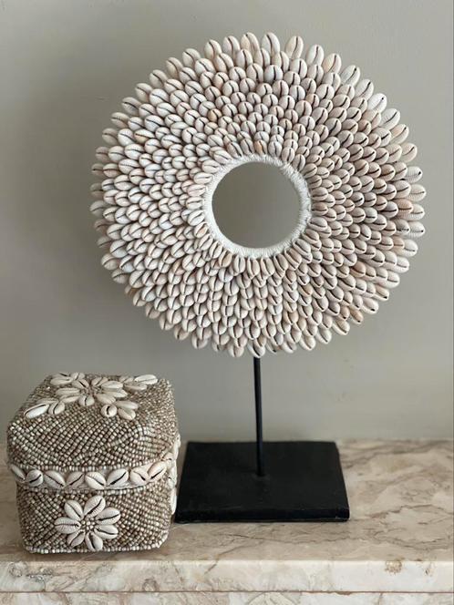 Cowrie schelpen ketting op standaard, Huis en Inrichting, Woonaccessoires | Kransen, Nieuw, Ophalen of Verzenden