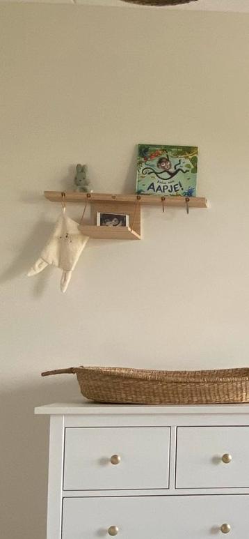 Plankje babykamer met 3 haken beschikbaar voor biedingen