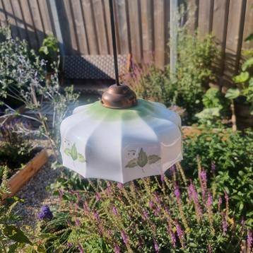 Mooie vintage retro antieke hanglamp van melkglas beschikbaar voor biedingen