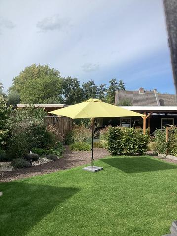 Gele parasol 240 x 240 2 jaar oud beschikbaar voor biedingen