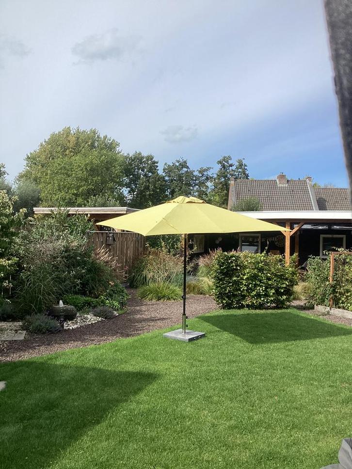 Gele parasol 240 x 240 2 jaar oud, Tuin en Terras, Parasols, Zo goed als nieuw, Zweefparasol, Ophalen