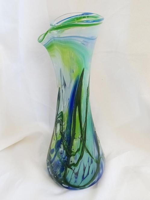 Mooie vaas met groene blauwe tekening, Huis en Inrichting, Woonaccessoires | Vazen, Zo goed als nieuw, Blauw, Minder dan 50 cm