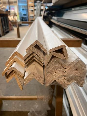 Hoeklat gegrond wit 27x27x2700 beschikbaar voor biedingen