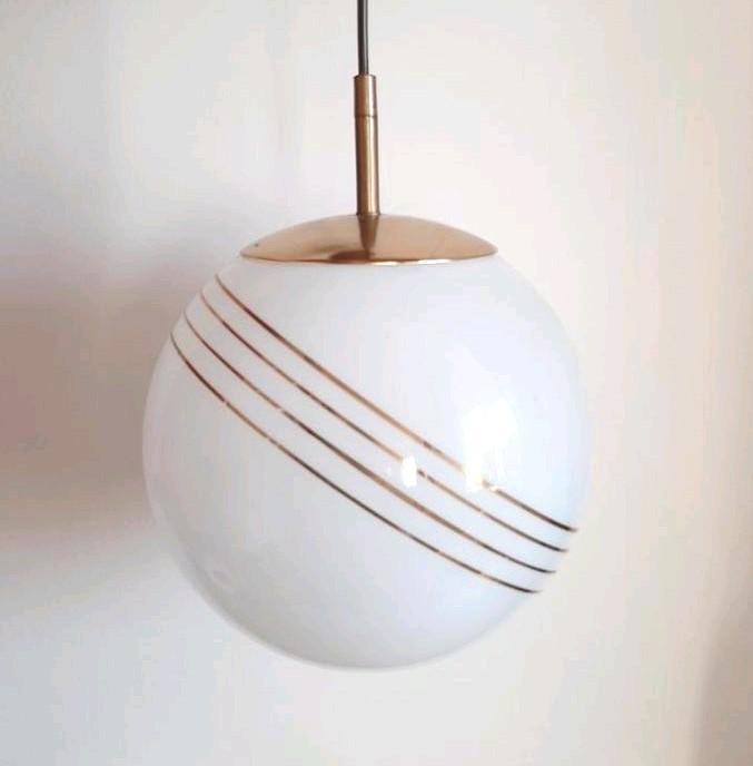 Vintage bollamp wit | Vintage schoollamp, Huis en Inrichting, Lampen | Hanglampen, Zo goed als nieuw, Minder dan 50 cm, Ophalen of Verzenden