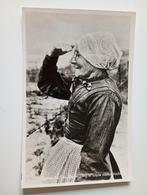 Egmond aan Zee Vrouw in Klederdracht, Ophalen of Verzenden, 1940 tot 1960, Ongelopen, Noord-Holland