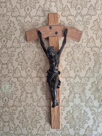 Antiek Houten Kruisbeeld met Metalen Corpus beschikbaar voor biedingen