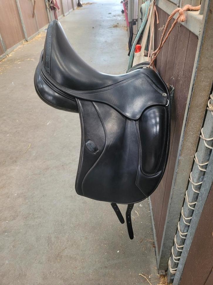 Zeer ruim aanpasbaar Acavallo Leonardo dressuurzadel 17,5, Dieren en Toebehoren, Paarden en Pony's | Zadels, Gebruikt, Dressuur