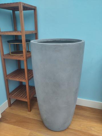 Plantenpot grijs hoog 197liter 101cm hoog diam 54cm beschikbaar voor biedingen