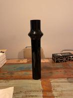 Smalle zwarte glazen vaas, perfect kerstcadeau!, Huis en Inrichting, Woonaccessoires | Zuilen en Pilaren, Ophalen, Zo goed als nieuw