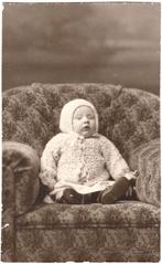 Foto - Baby Kind Gebreid Pakje Stoel Foto Helder Middelburg, Gebruikt, Ophalen of Verzenden, Foto, Voor 1940