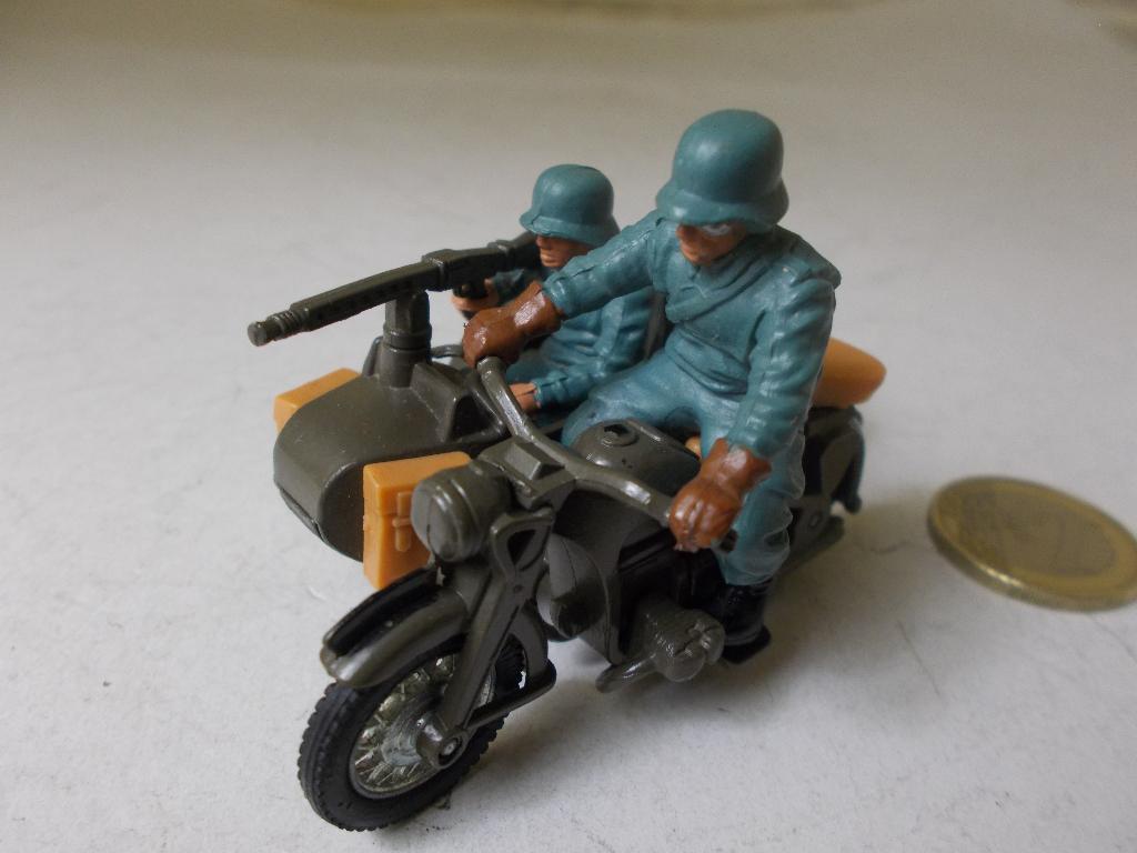 ≥ 1973 Britains Ltd. 9681 GERMAN WW II. BMW MOTORCYCLE I.g.st