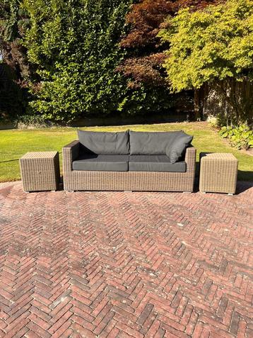 Tuinbank met 2 hockers beschikbaar voor biedingen