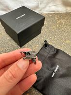 Broche saint laurent pin strass zilver grijs, Overige materialen, Minder dan 4 cm, Ophalen of Verzenden, Zo goed als nieuw