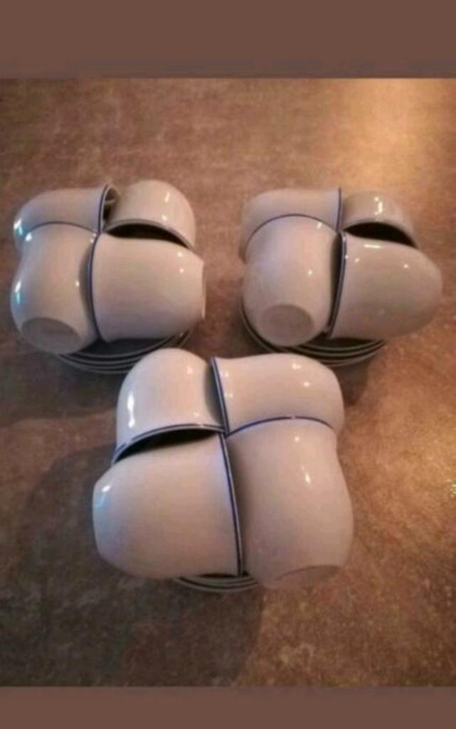 12 puntgave porseleinen kop en schotels, wit met blauw randj, Huis en Inrichting, Keuken | Servies, Zo goed als nieuw, Kop(pen) en/of Schotel(s)