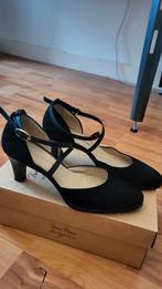 Paul.Noyen zwarte suede pumps met gekruist bandje 38, Kleding | Dames, Gedragen, Paul Noyen, Ophalen of Verzenden, Schoenen met hoge hakken