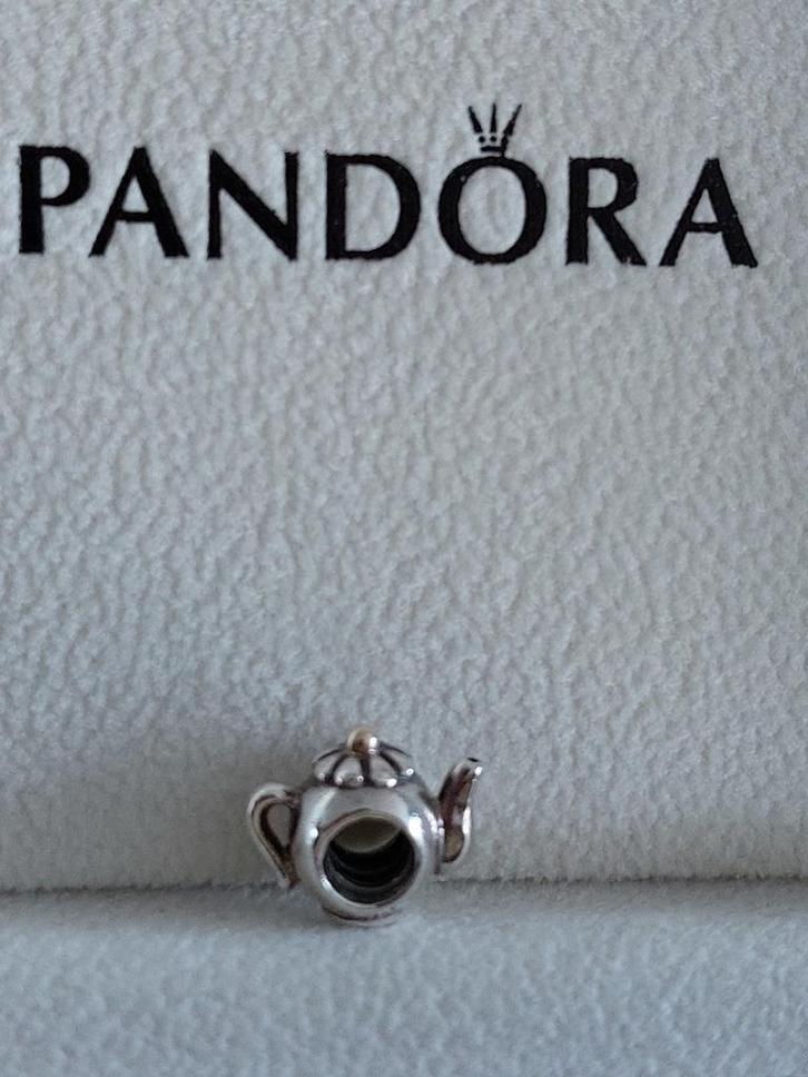 (765) Pandora bedel Koffiepot zilver met gouden knopje, Sieraden, Tassen en Uiterlijk, Bedels, Zo goed als nieuw, Pandora, Zilver