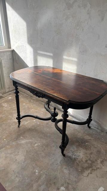 Antieke brocante zwarte tafel beschikbaar voor biedingen