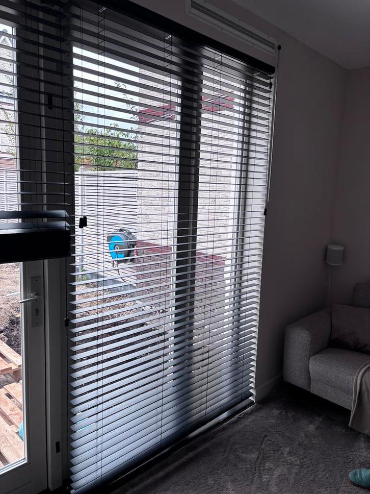 2 zwarte jaloezieën, Huis en Inrichting, Stoffering | Gordijnen en Lamellen, Zo goed als nieuw, Ophalen of Verzenden