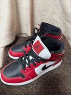 AIR JORDAN 1 MID CHICAGO BLACK TO, Ophalen of Verzenden, Zo goed als nieuw, Sneakers of Gympen