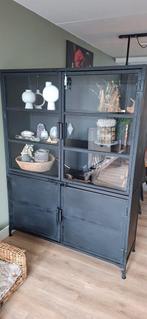 Stoere zwart stalen vitrinekast te koop!, Huis en Inrichting, Kasten | Vitrinekasten, Ophalen, Zo goed als nieuw, 25 tot 50 cm
