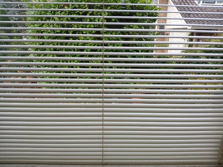 Jaloezieën, Huis en Inrichting, Stoffering | Gordijnen en Lamellen, Zo goed als nieuw, 200 cm of meer, 100 tot 150 cm, Crème, Ophalen