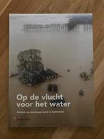 Boek Op de vlucht voor het water - Watersnoodramp 1993, Ophalen of Verzenden, Zo goed als nieuw