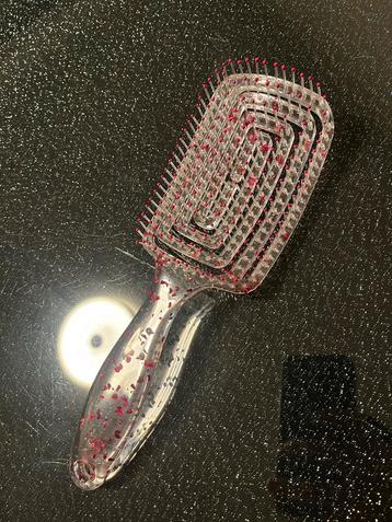 Transparante katten borstel beschikbaar voor biedingen