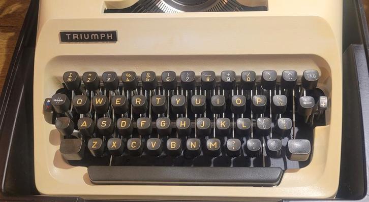 Prachtige goed werkende Triumph Typemachine in een koffer, Diversen, Typemachines, Zo goed als nieuw, Ophalen