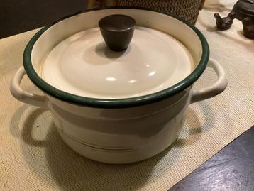 Vintage creme kleurig emaille kook pan beschikbaar voor biedingen