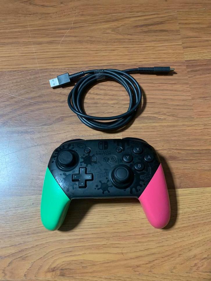 Nintendo Switch Pro Controller Splatoon 2 Editie + Oplader, Spelcomputers en Games, Games | Nintendo Switch, Zo goed als nieuw
