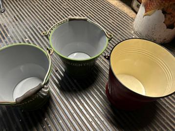 Diverse emaille emmers thee potten , zand zeep en soda rek beschikbaar voor biedingen