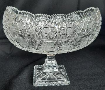 Ovale kristallen schaal op voet beschikbaar voor biedingen