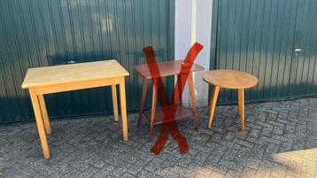 Houten tafeltjes beschikbaar voor biedingen