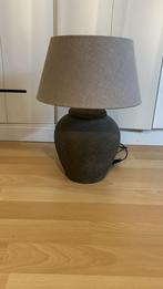 Prachtige grijs/bruine stenen lamp met linnen, beige kap., Overige materialen, Landelijk, Zo goed als nieuw, 50 tot 75 cm