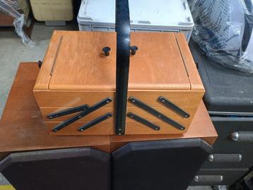 Vintage naaibox  beschikbaar voor biedingen