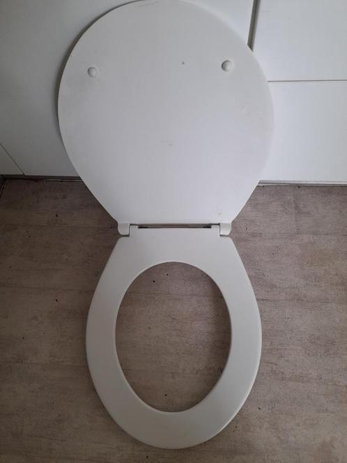standaard toilet/wc bril met klep Abulux city., Doe-het-zelf en Verbouw, Sanitair, Gebruikt, Toilet, Ophalen