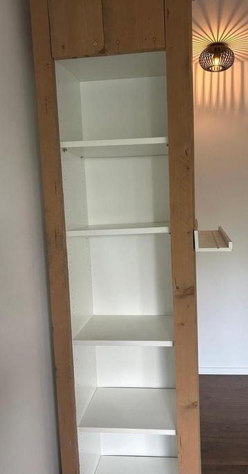 Boekenkast met steigerhout omlijsting beschikbaar voor biedingen