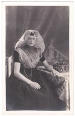 Foto  - Vrouw Klederdracht Zuid-Beveland, Gebruikt, Foto, Klederdracht, Ophalen of Verzenden