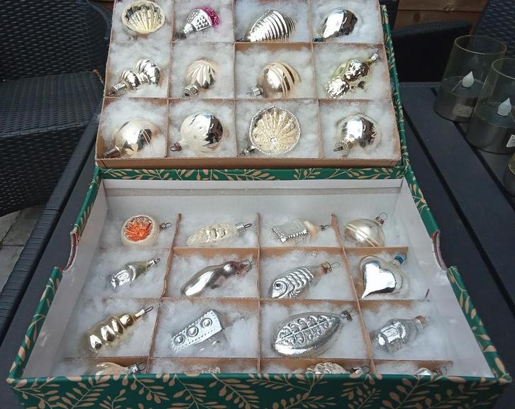 Mooie opbergdoos met 28 oude kerstballen, Diversen, Kerst, Gebruikt, Ophalen of Verzenden