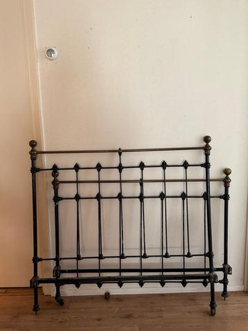Antiek ijzeren bed 120x200 met koper beschikbaar voor biedingen