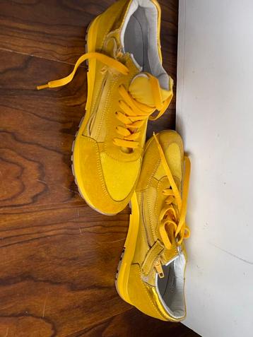 Gele sneakers, maat 36 beschikbaar voor biedingen