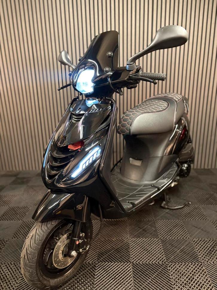 PIAGGIO ZIP 4T 3V BROM 2022 FULL OPTION GLANS ZWART, Fietsen en Brommers, Scooters | Piaggio, Zo goed als nieuw, Zip, Maximaal 45 km/u