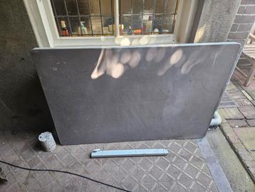 Zeer degelijke industriële tafel van metaal gratis