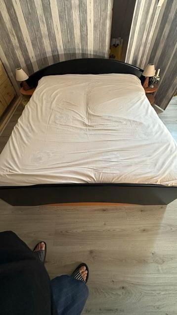 Twee bedden + hoekmeubel gratis!