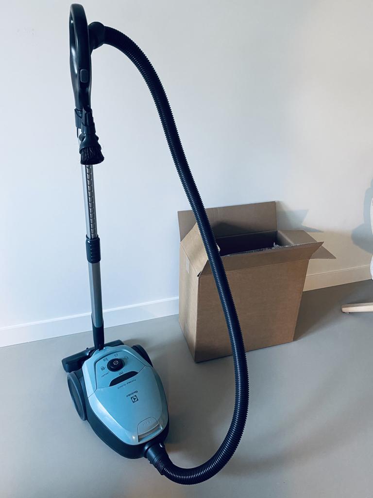 Stofzuiger AEG vx8.2/silence, Stofzuiger, Zo goed als nieuw, Minder dan 1200 watt, Ophalen