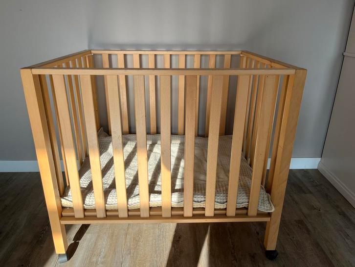 Houten vierkante box met wieltjes, Kinderen en Baby's, Boxen, Zo goed als nieuw, Vierkant, Boxkleed, Ophalen of Verzenden